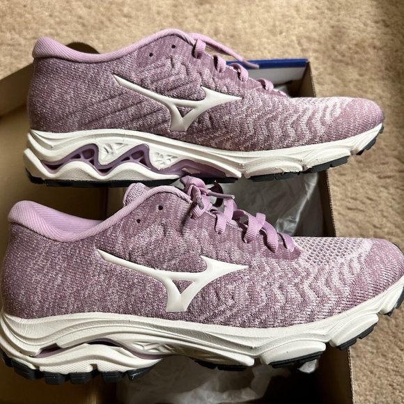 Mizuno Shoes - Mizuno Women's Wave Inspire 16 Road Running Shoe size 7.5, Pink